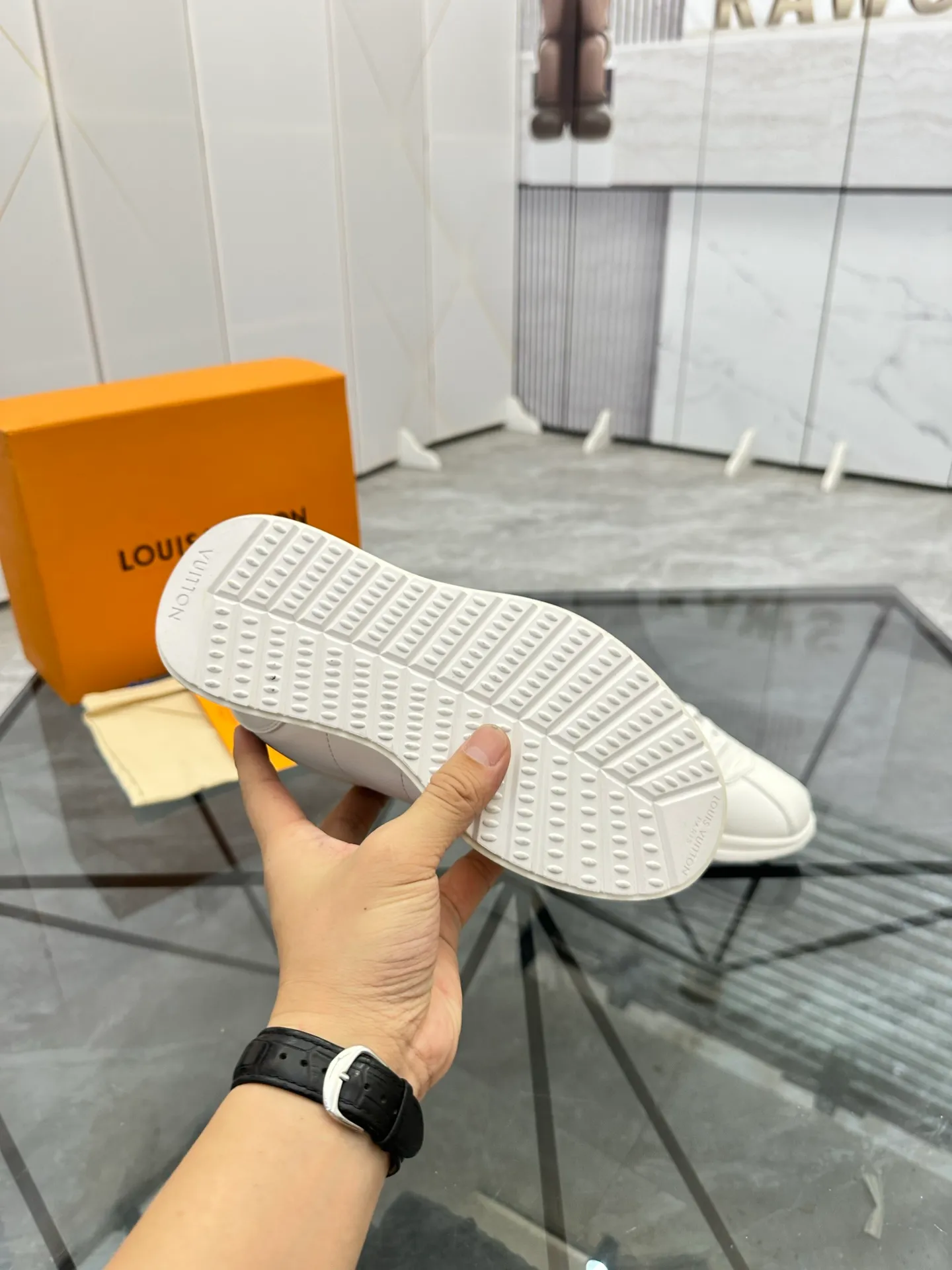 Men's shoes: 💰P700¥ Top quality Product trademark: LV* "Louis Vuitton*" low-top casual shoes Regular size: 35-45 (can be customized to 46) Couple style Product materials: Imported cowhide upper, breathable lining, original outsole. Number: two